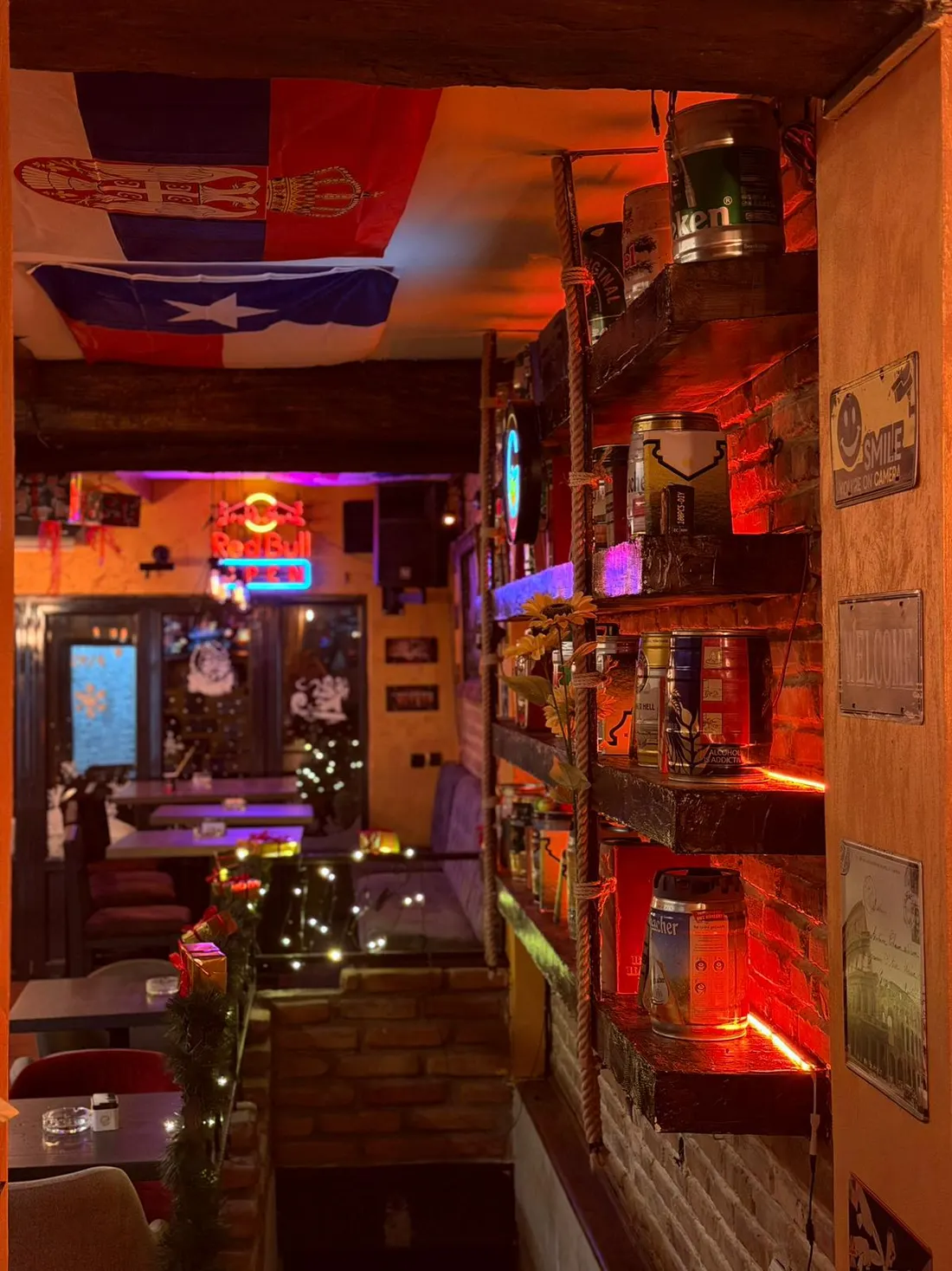 Pogled niz lokal pored polica sa buradima